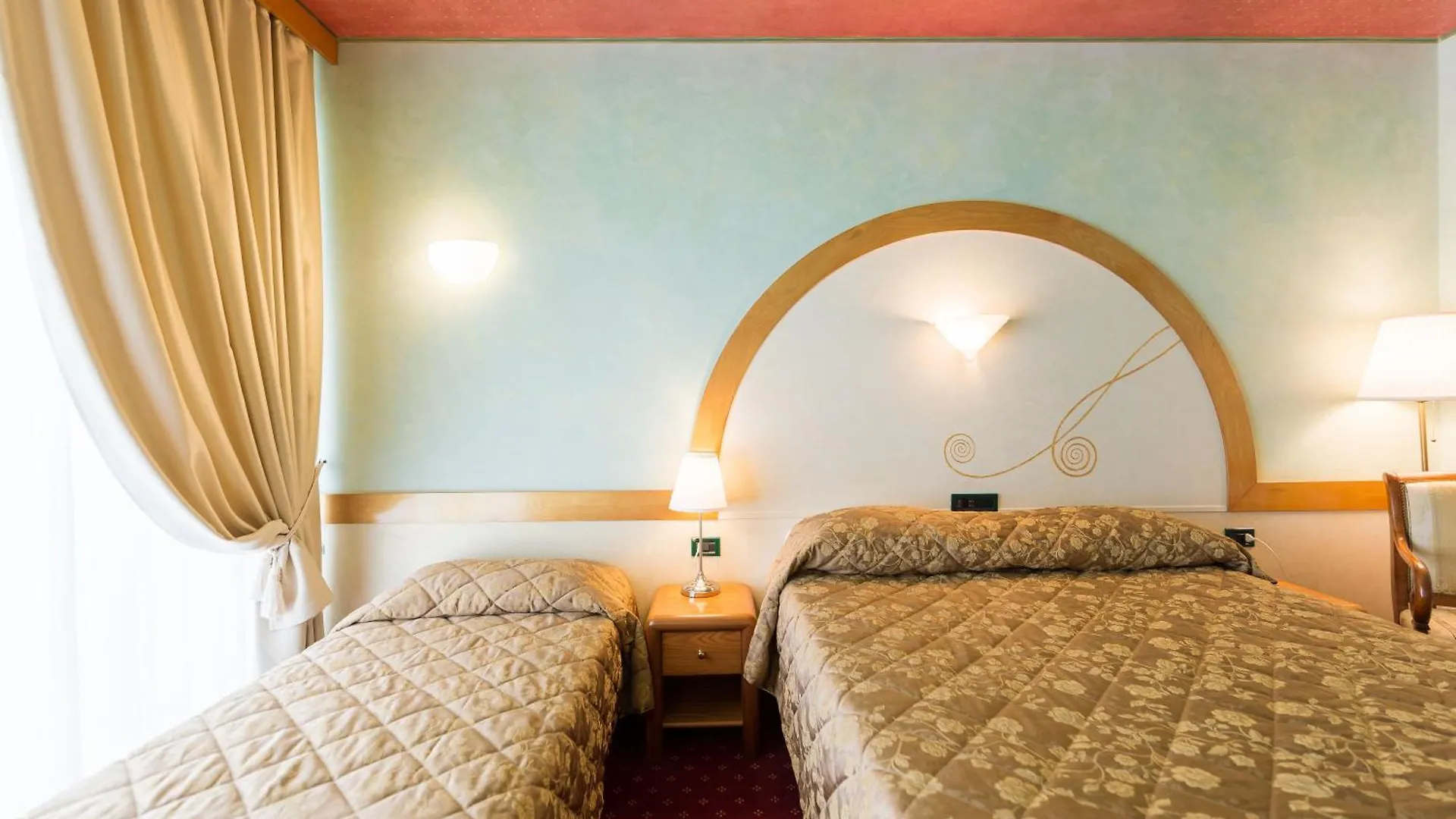 Hotel Aquila D'Oro Desenzano Desenzano del Garda 4*,